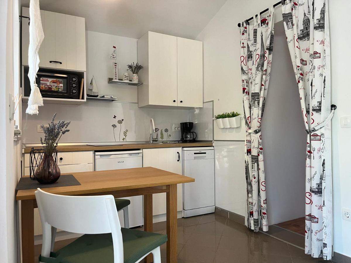 Apartment Cozy&Quiet Ровин Екстериор снимка