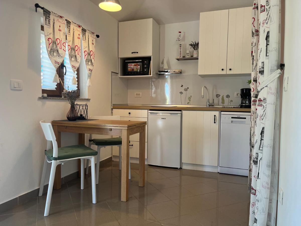 Apartment Cozy&Quiet Ровин Екстериор снимка